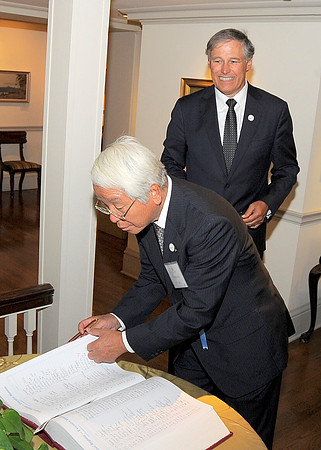 _DSC0625 Gov Ido signs visitor book at residence