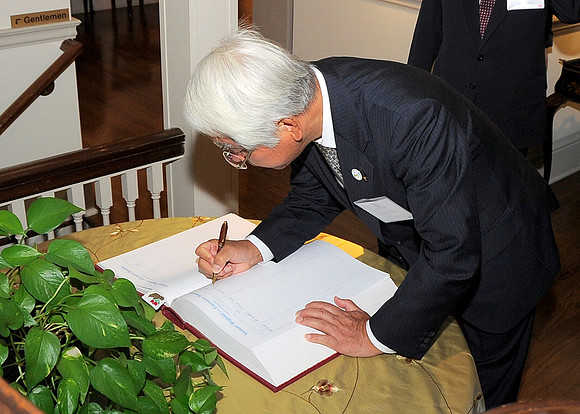_DSC0630 Gov Ido signs visitor book